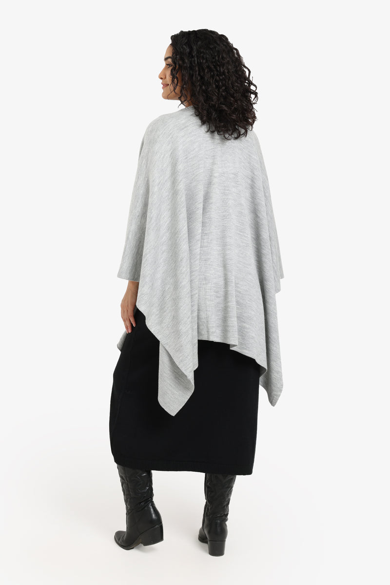 Carina - Cozy Knitted Poncho with Pockets