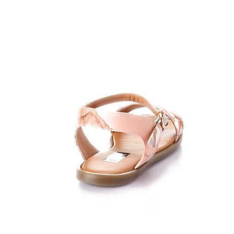 XO STYLE استرخي تحت أشعة الشمس مع خشب الصندل الخفيف والجذاب