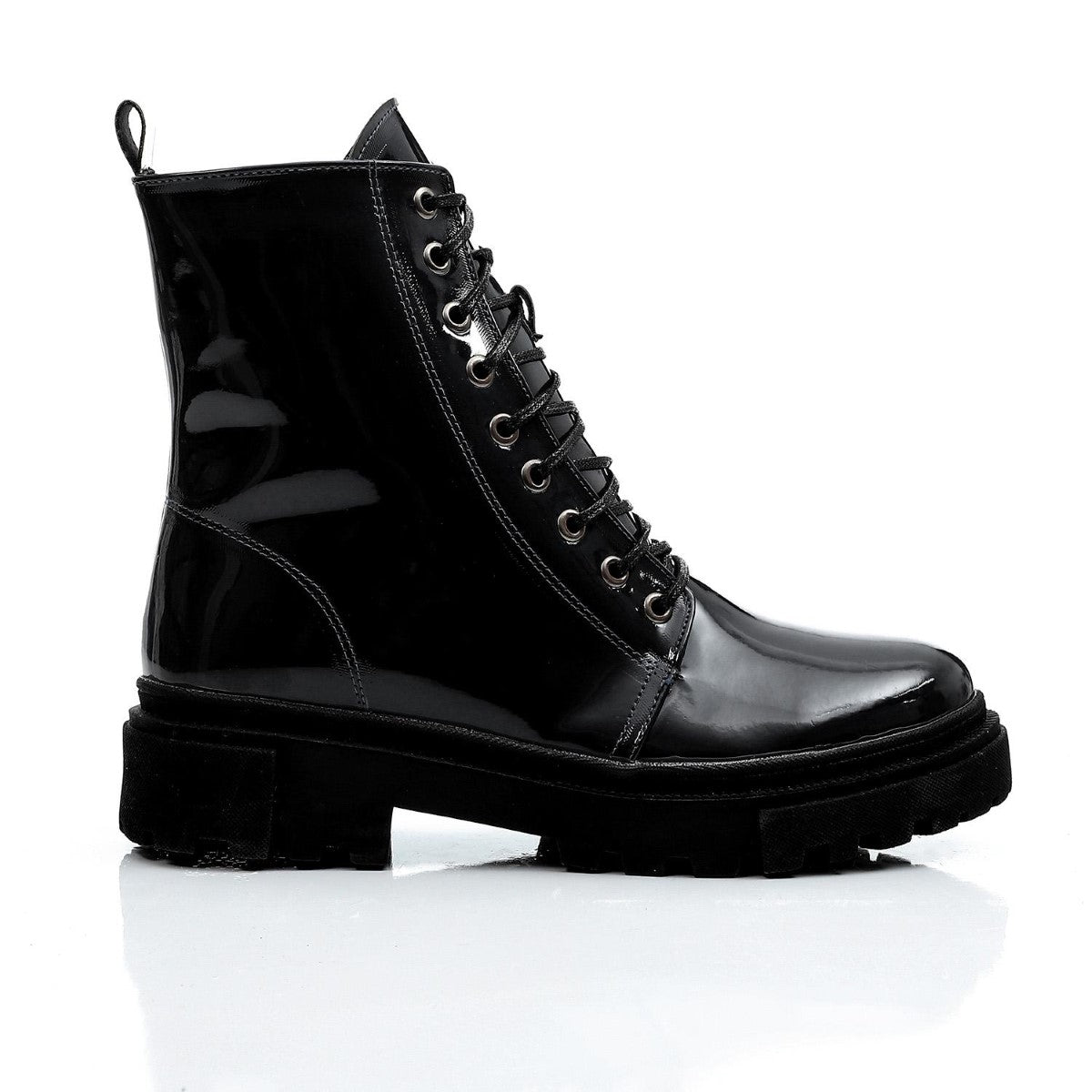 حذاء كاحل من الجلد بتصميم XO