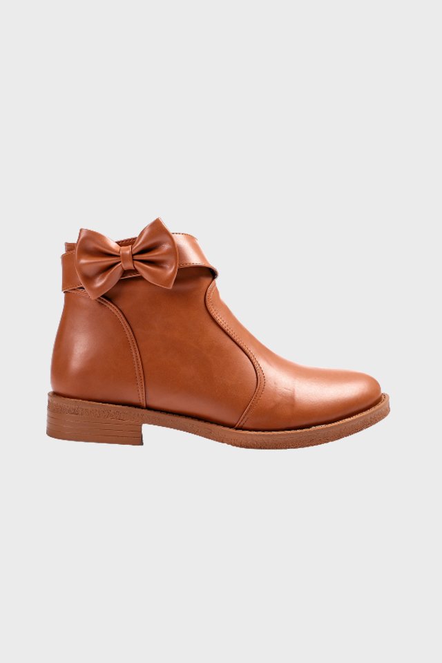 حذاء كاحل من الجلد بتصميم XO