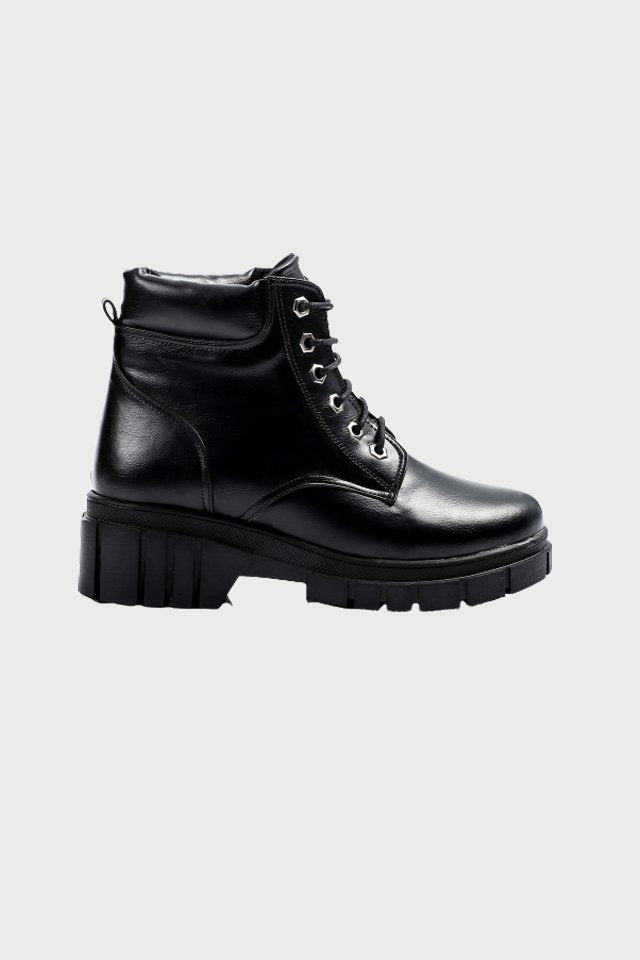 حذاء كاحل من الجلد بتصميم XO