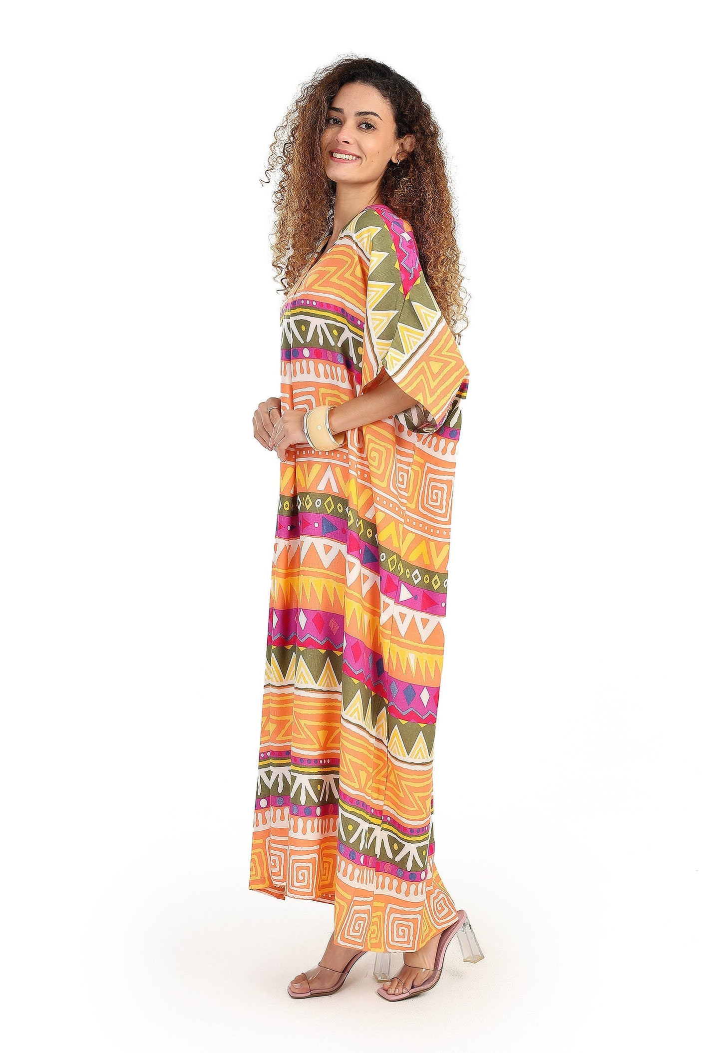 كارينا - فستان ماكسي مطبوع بفتحة رقبة على شكل حرف V