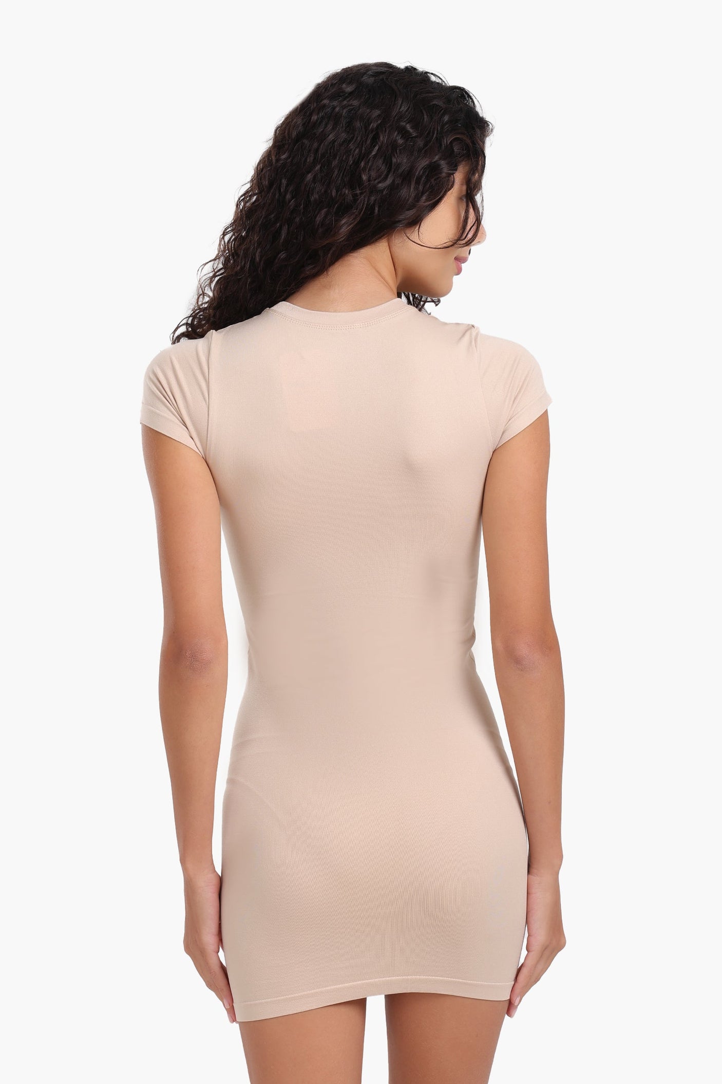 كارينا - فستان قصير بقصّة Slim Fit