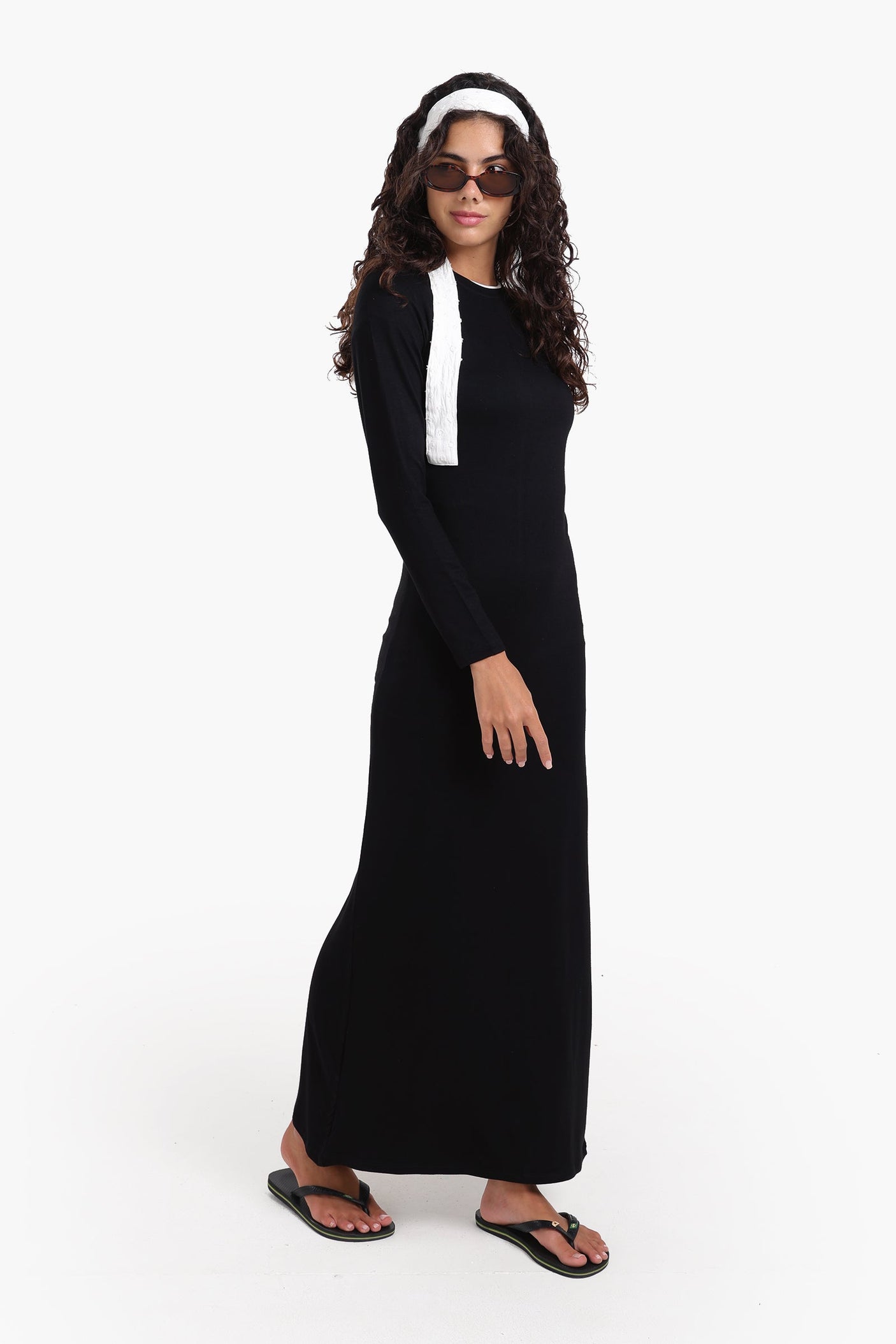 كارينا - فستان نحيف بفتحة خلفية