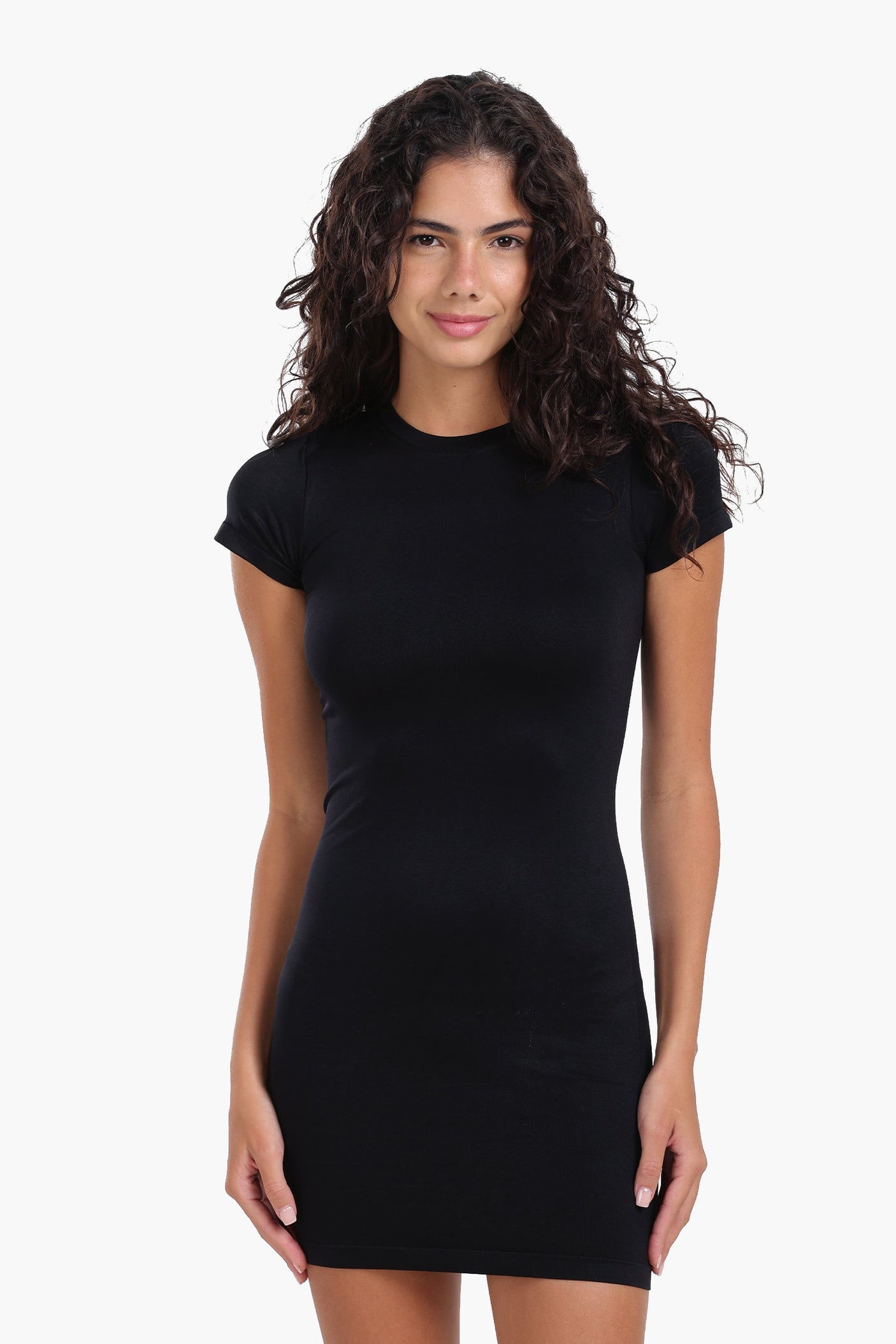 كارينا - فستان قصير بقصّة Slim Fit