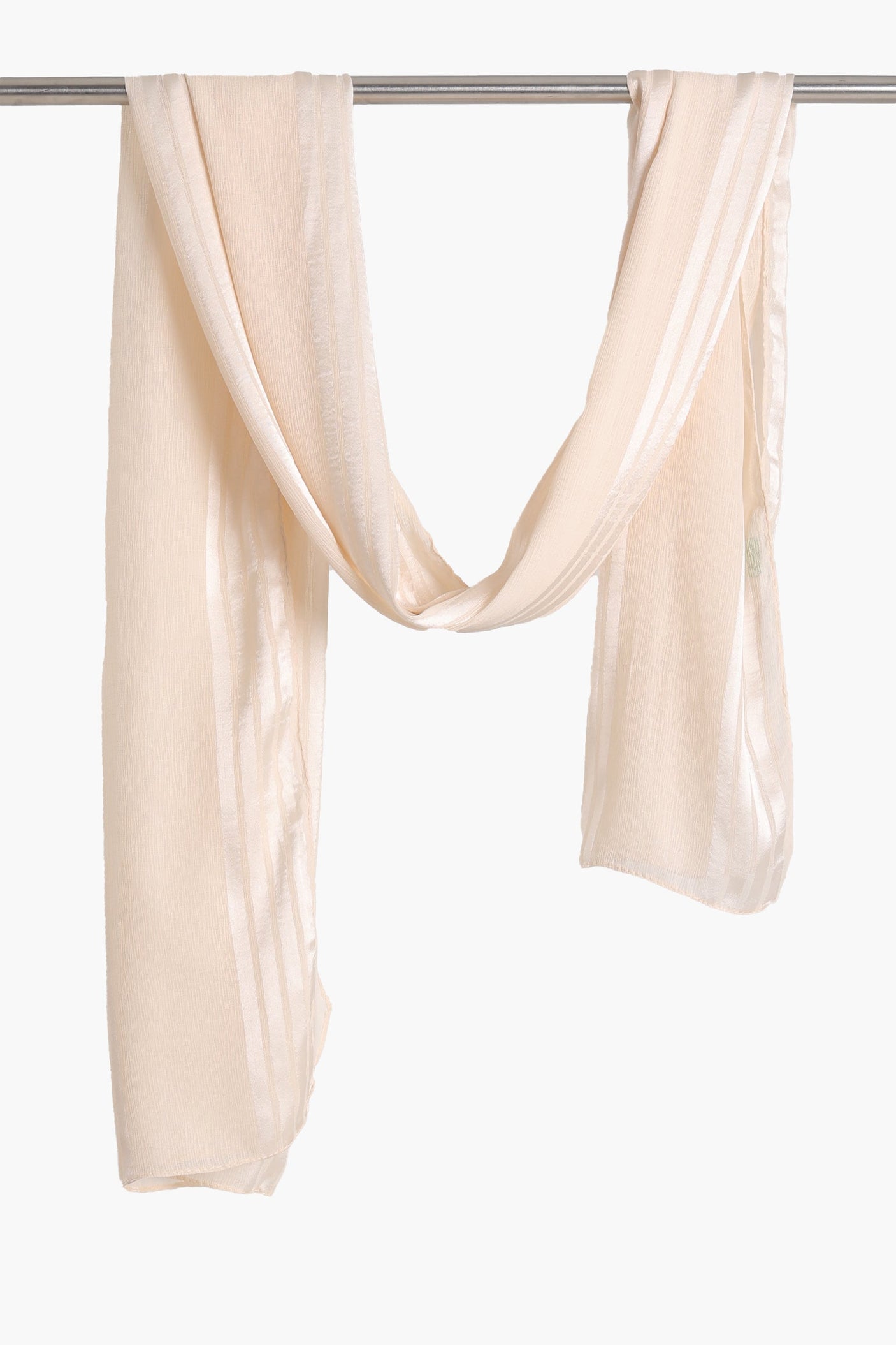 كلو - وشاح ساتان مخطط