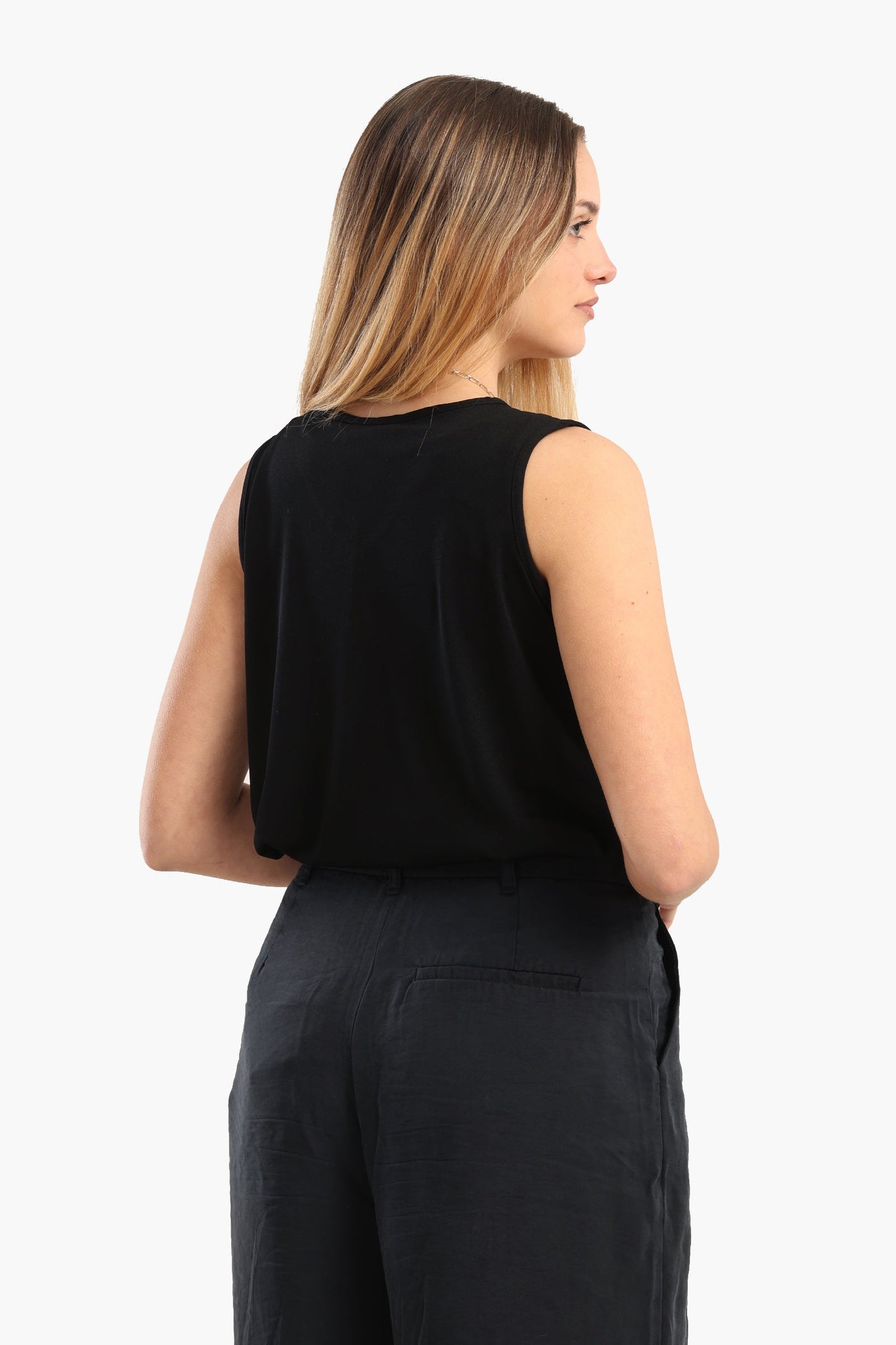 كارينا - بلوزة بدون أكمام ورقبة على شكل حرف V