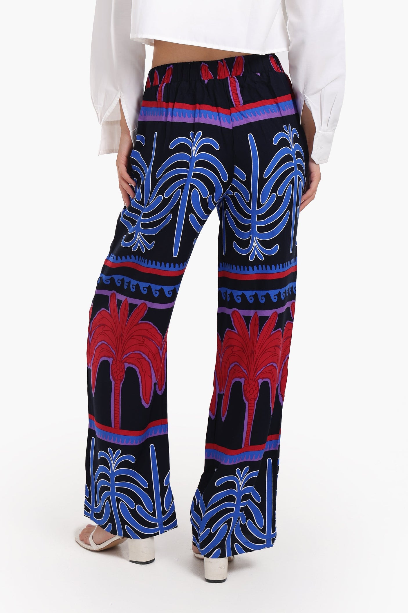 كارينا - بنطال بطبعة نخيل ملونة