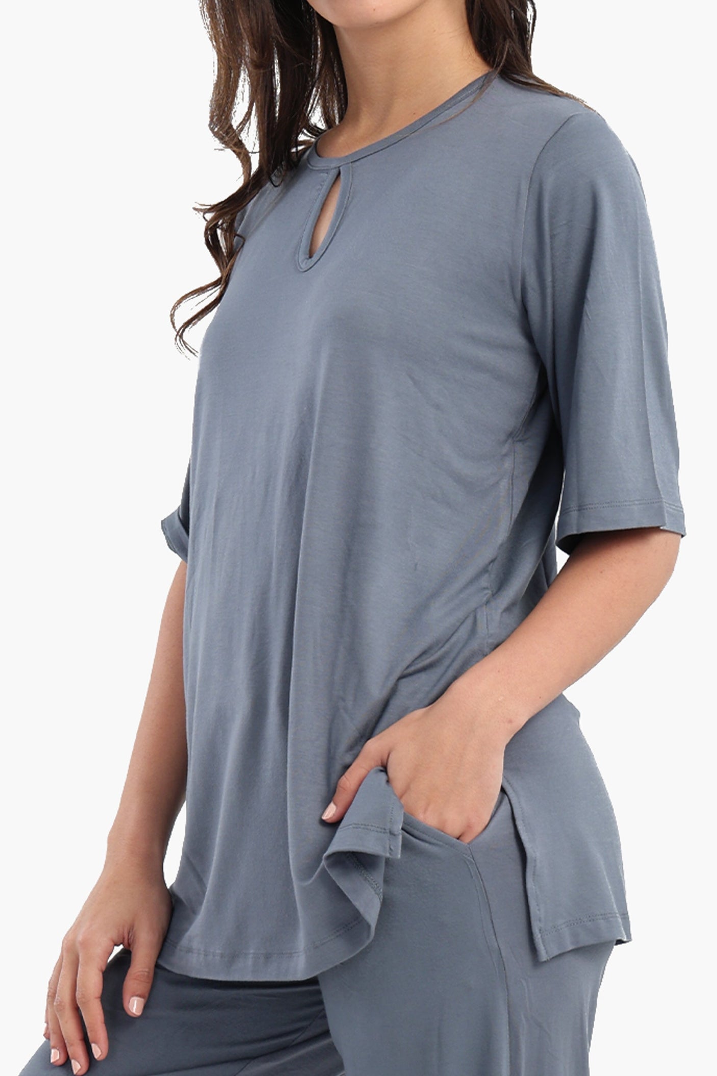 كارينا - طقم بيجامة مع فتحة مفتاح في الجزء العلوي