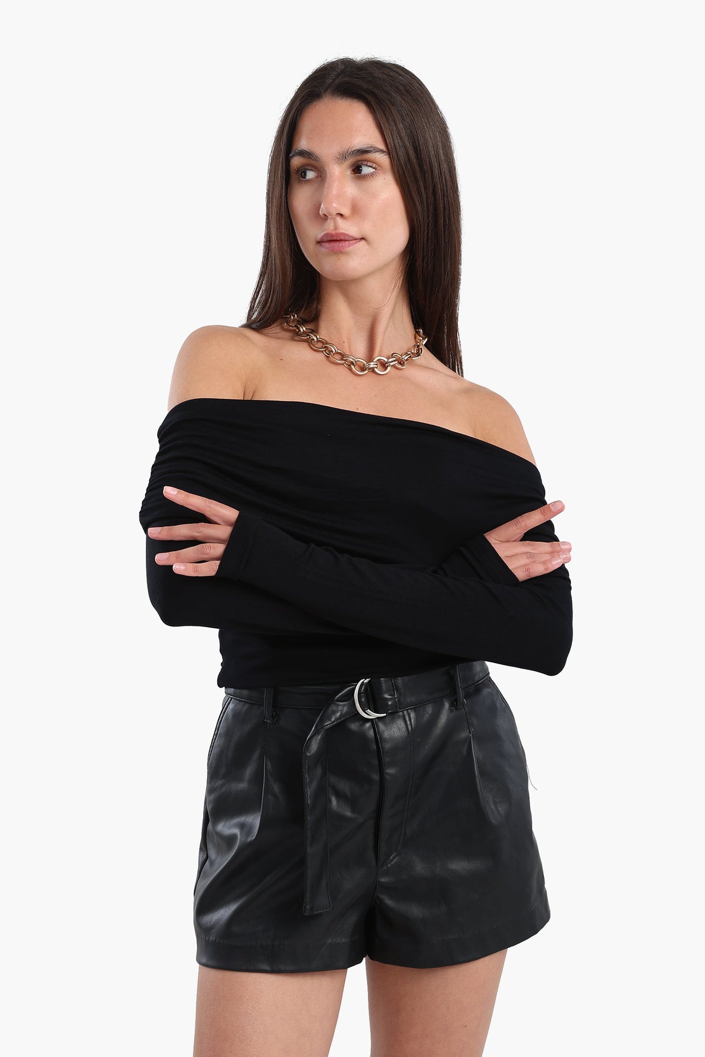 كارينا - بلوزة سوداء مكشوفة الكتف