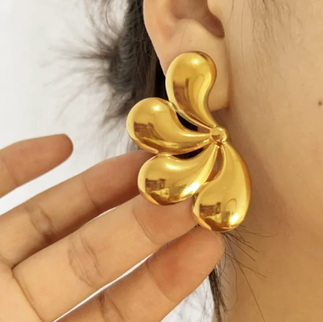 Gold twisted earrings