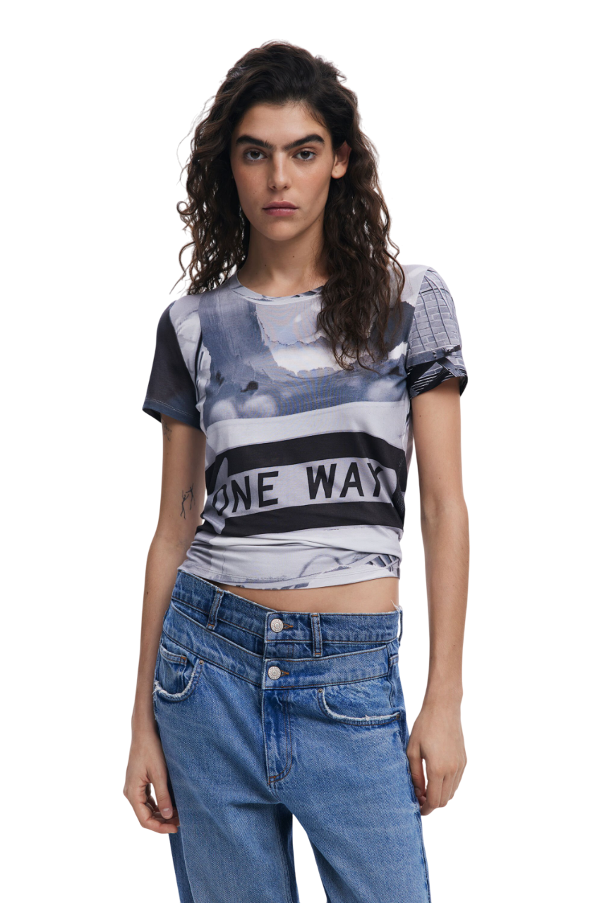 ديسيجوال -تي شيرت بطبعة إشارة- بيعت من قبل اف اي جي