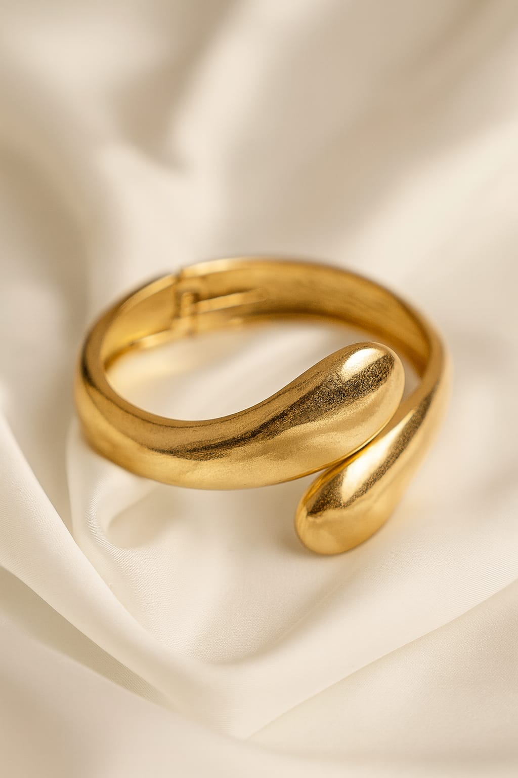 Modern Design Plated Metal Bracelet