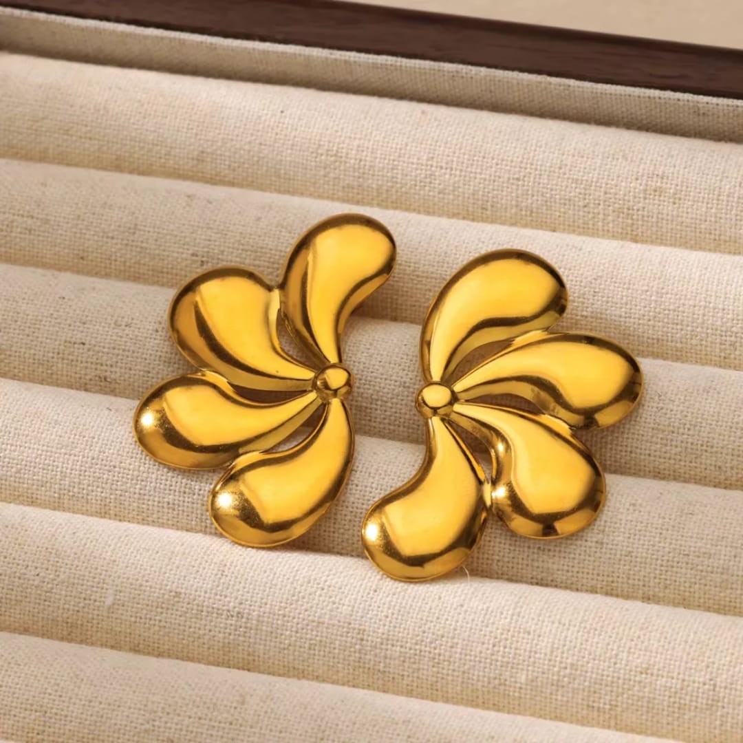 Gold twisted earrings