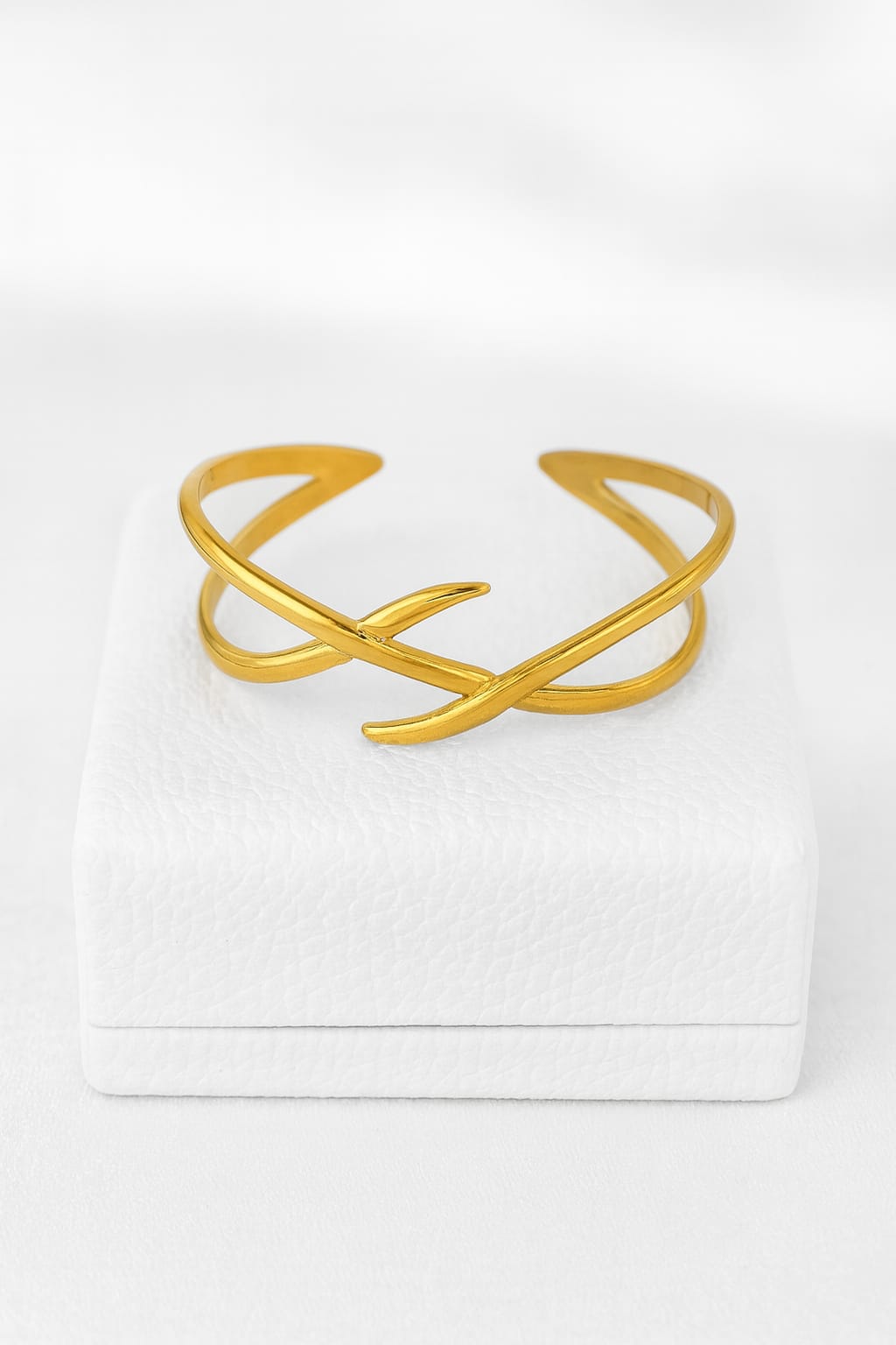 Elegant Intertwined Gold Bracelet