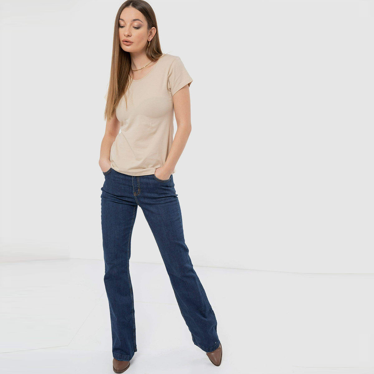 بلوزة سادة برقبة مستديرة