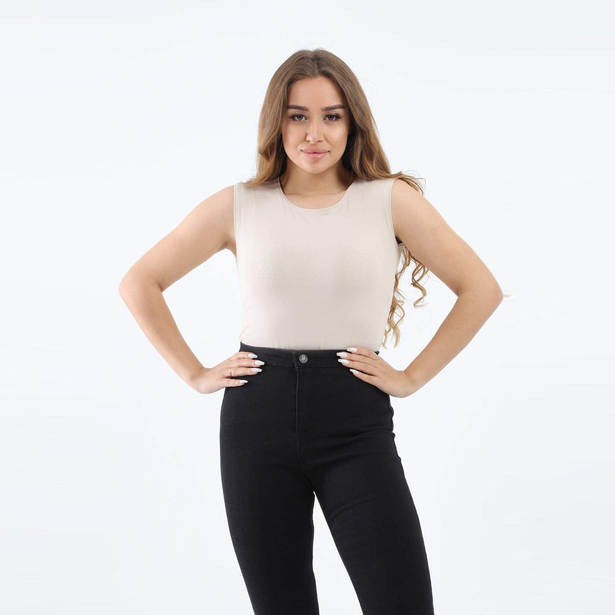 بلوزة بدون أكمام ورقبة دائرية