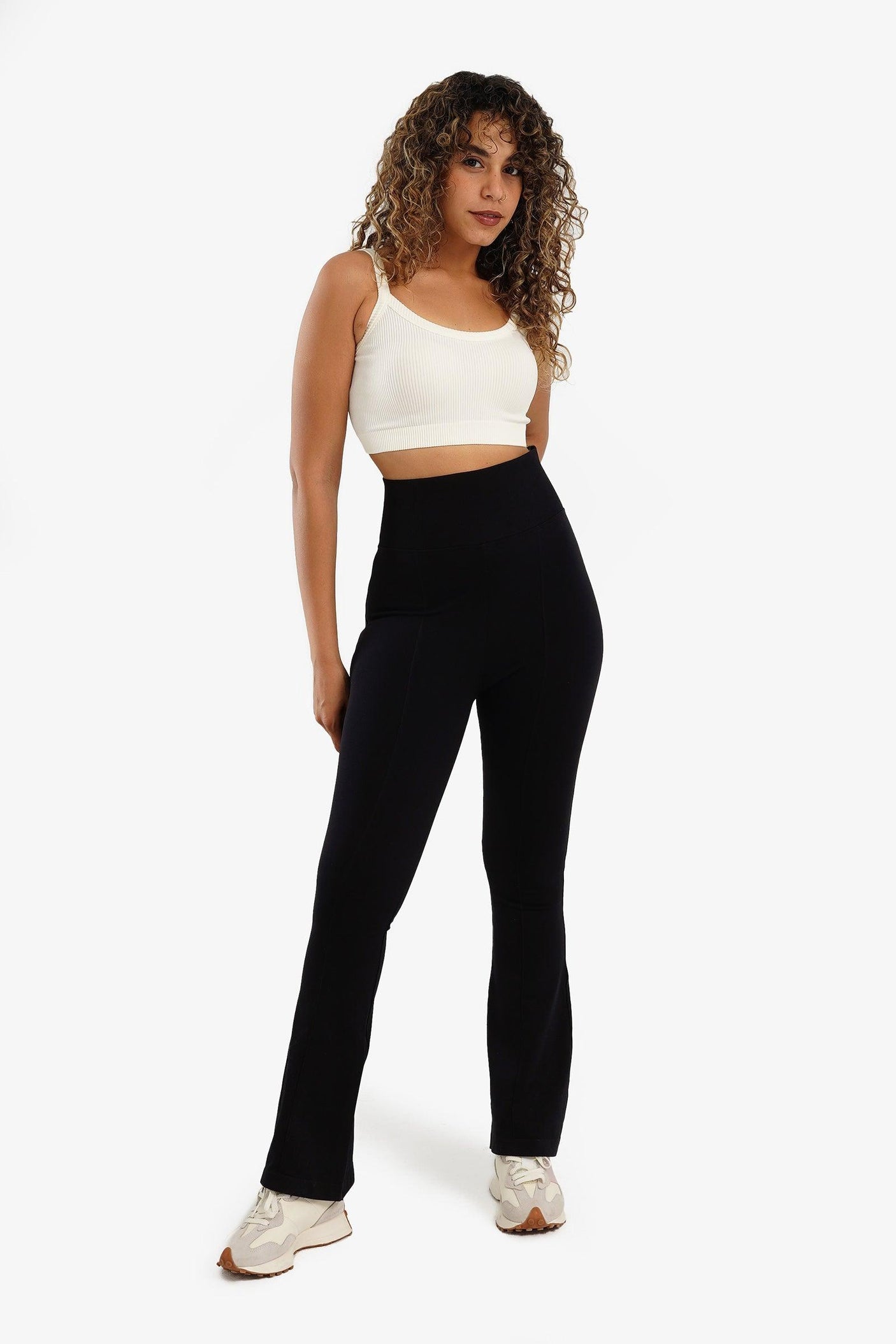 بلوزة قصيرة بفتحة رقبة منخفضة