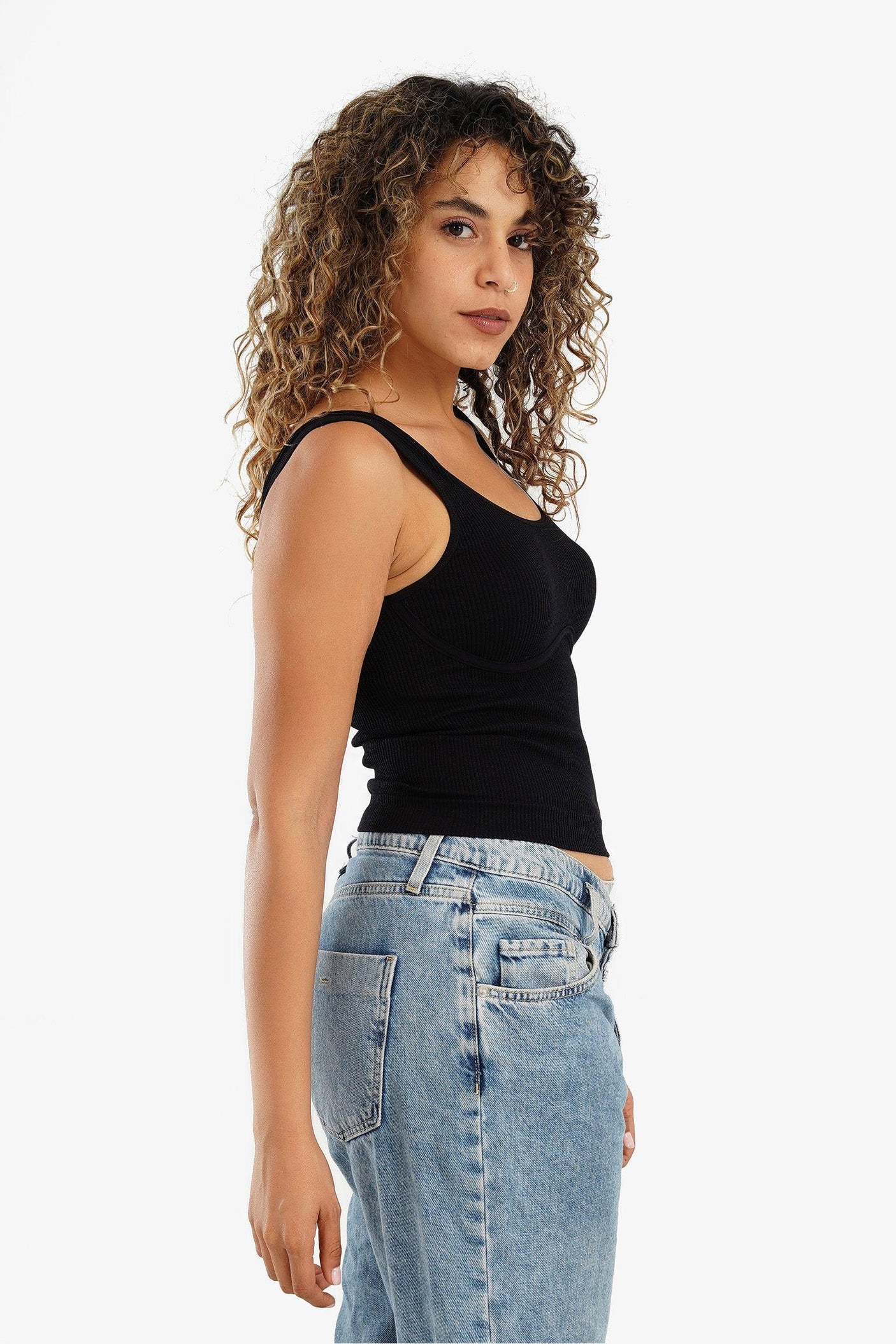 كارينا - توب بفتحة رقبة دائرية من الظهر