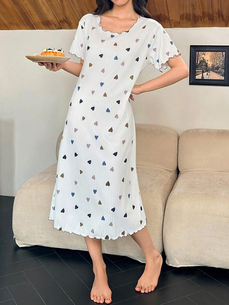 شي إن - ثوب نوم قصير الأكمام مطبوع عليه قلب ملون من دريم أدور، مناسب للعطلات