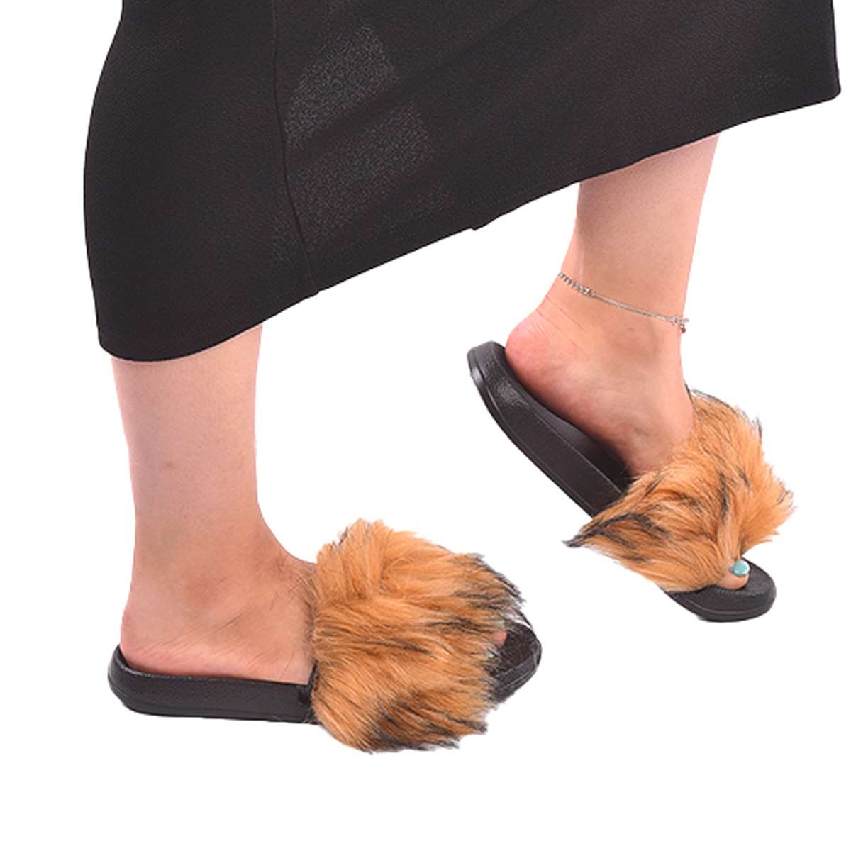 شبشب نسائي من الفرو مفتوح من الأمام