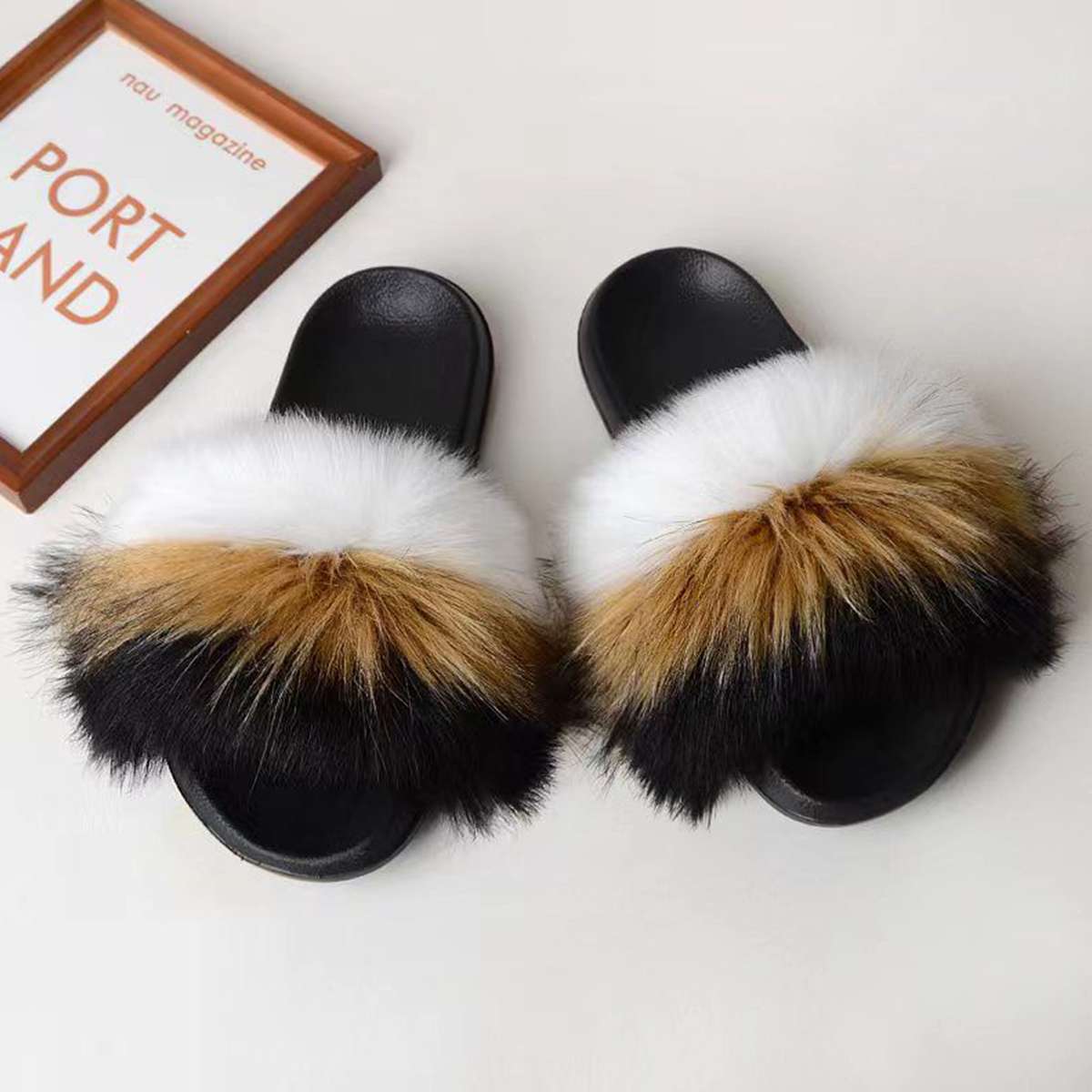 شبشب نسائي من الفرو مفتوح من الأمام