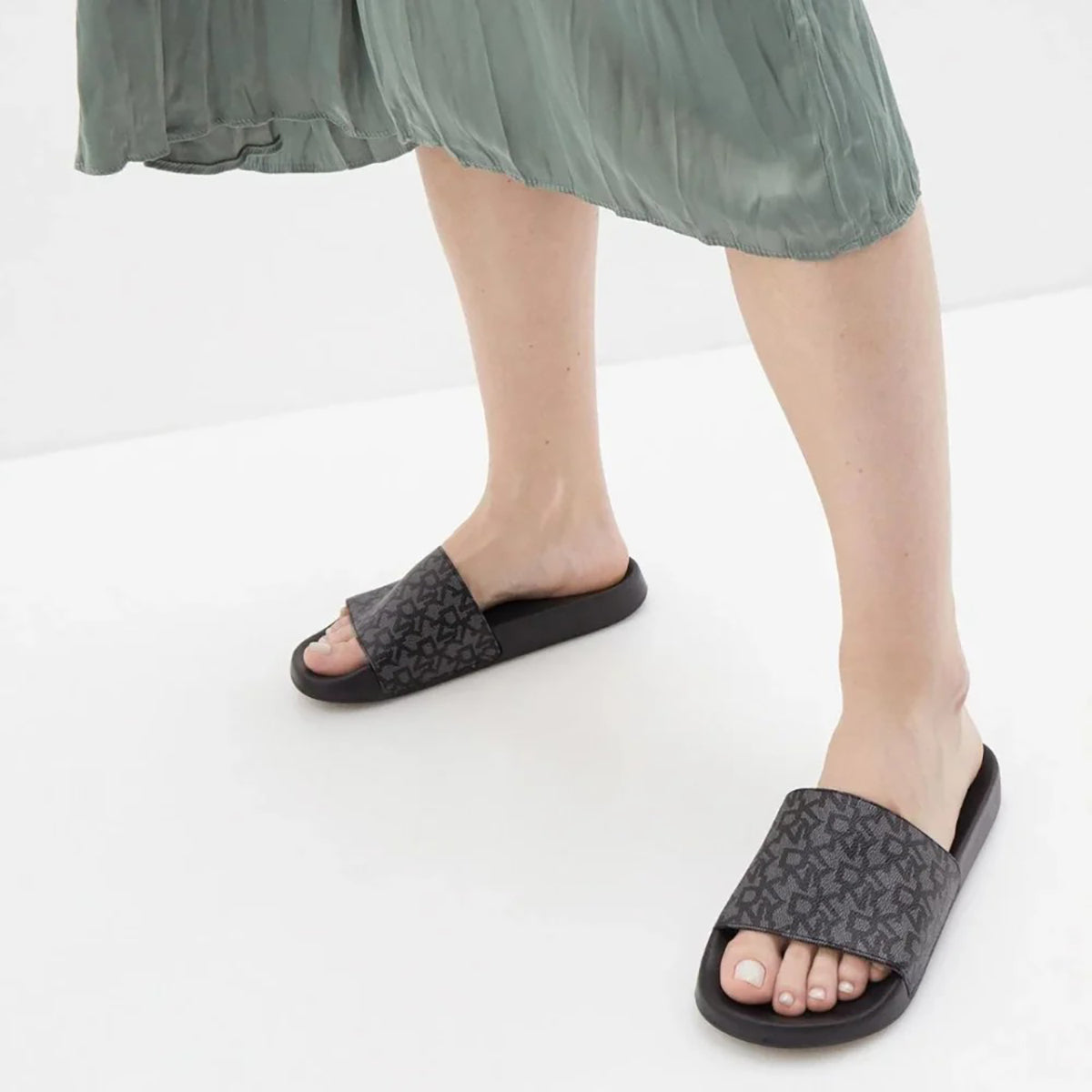 شبشب DKNY Zella Slide للنساء