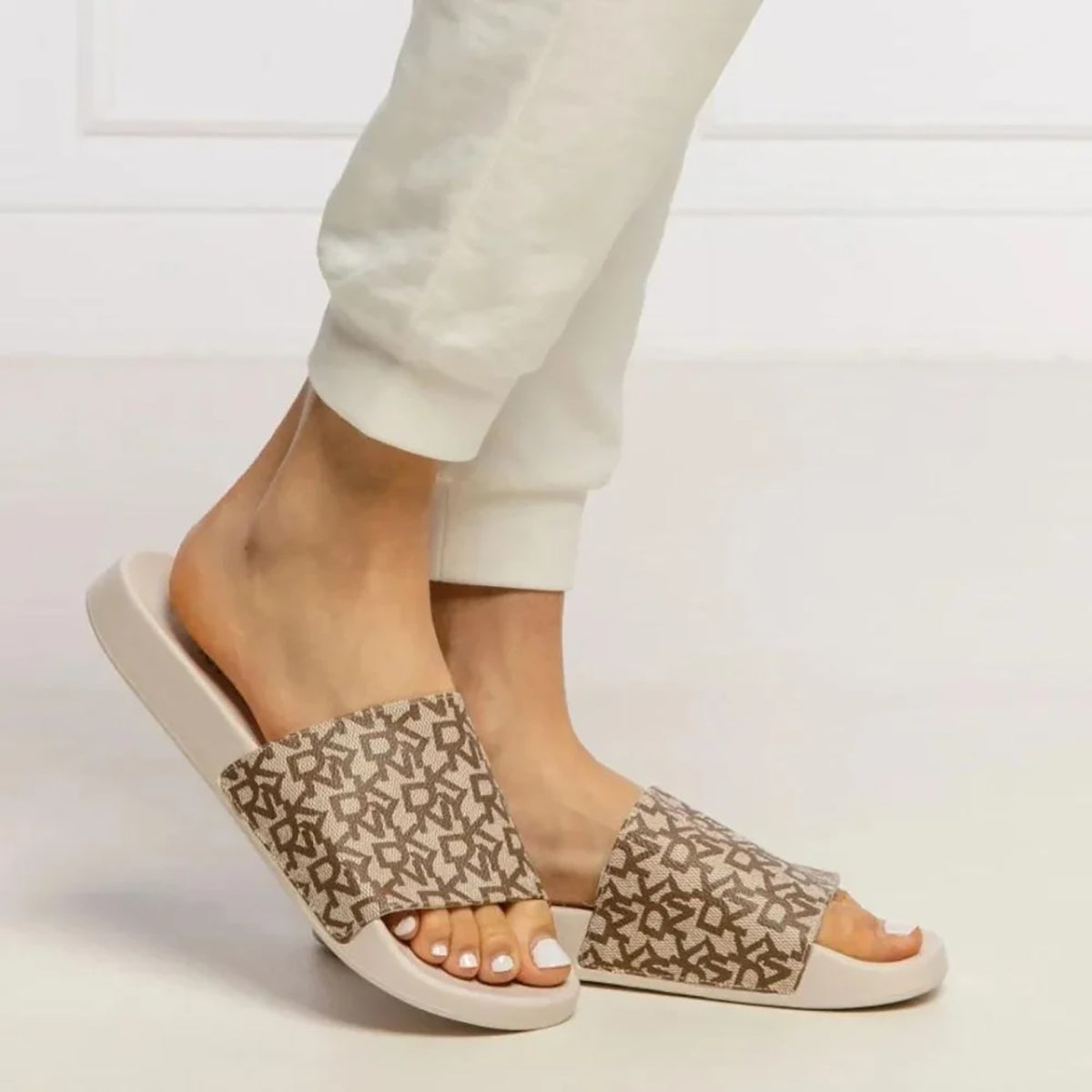 شبشب DKNY Zella Slide للنساء