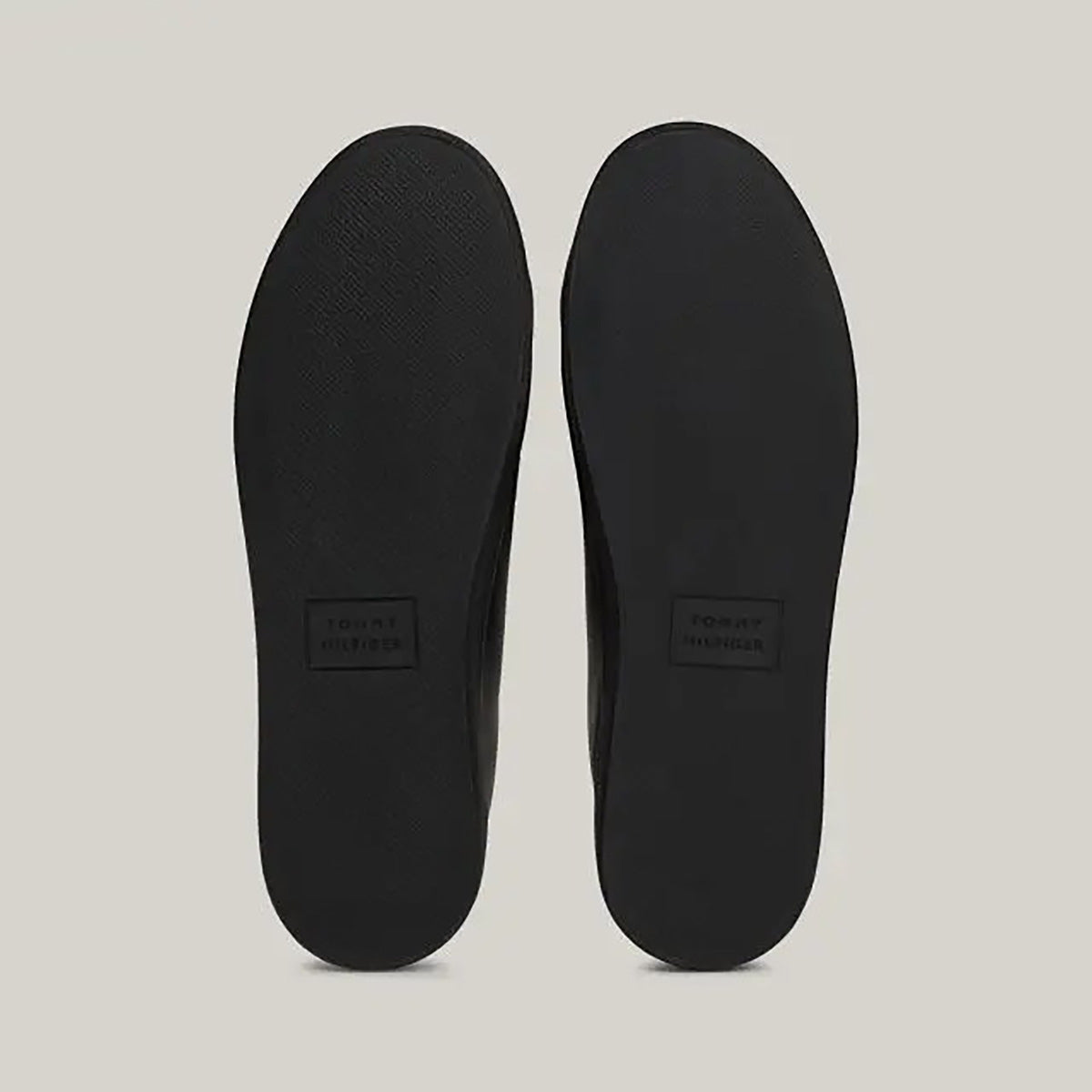 تومي - حذاء رياضي مسطح بشعار جلدي أساسي