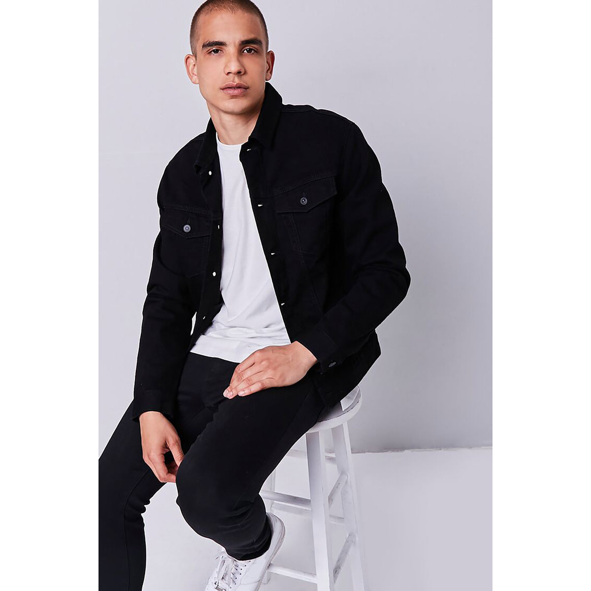 فوريفر 21 - سترة جينز للرجال - يباع بواسطة اف اى جى