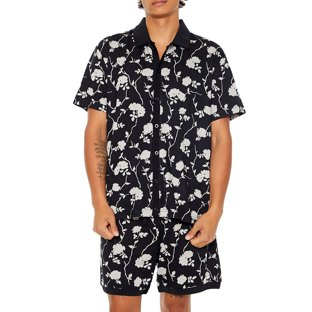 فوريفر 21 - قميص بطبعة زهور بأكمام قصيرة - يُباع بواسطة اف اي جي