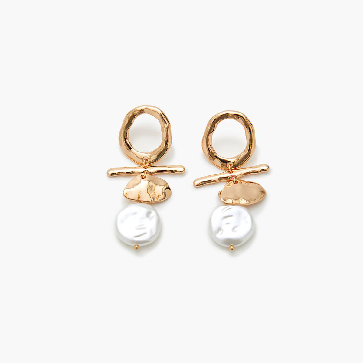 فوريفر 21 - أقراط متدلية من اللؤلؤ الصناعي للنساء - يباع بواسطة اف اى جى