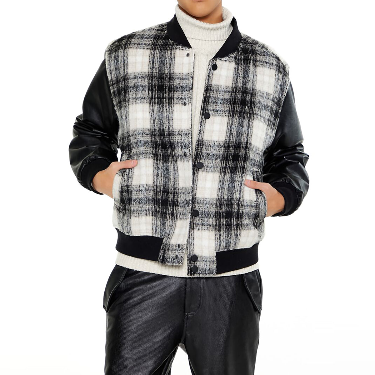 فوريفر 21 - سترة بومبر من الجلد الصناعي منقوشة للرجال - يباع بواسطة اف اى جى