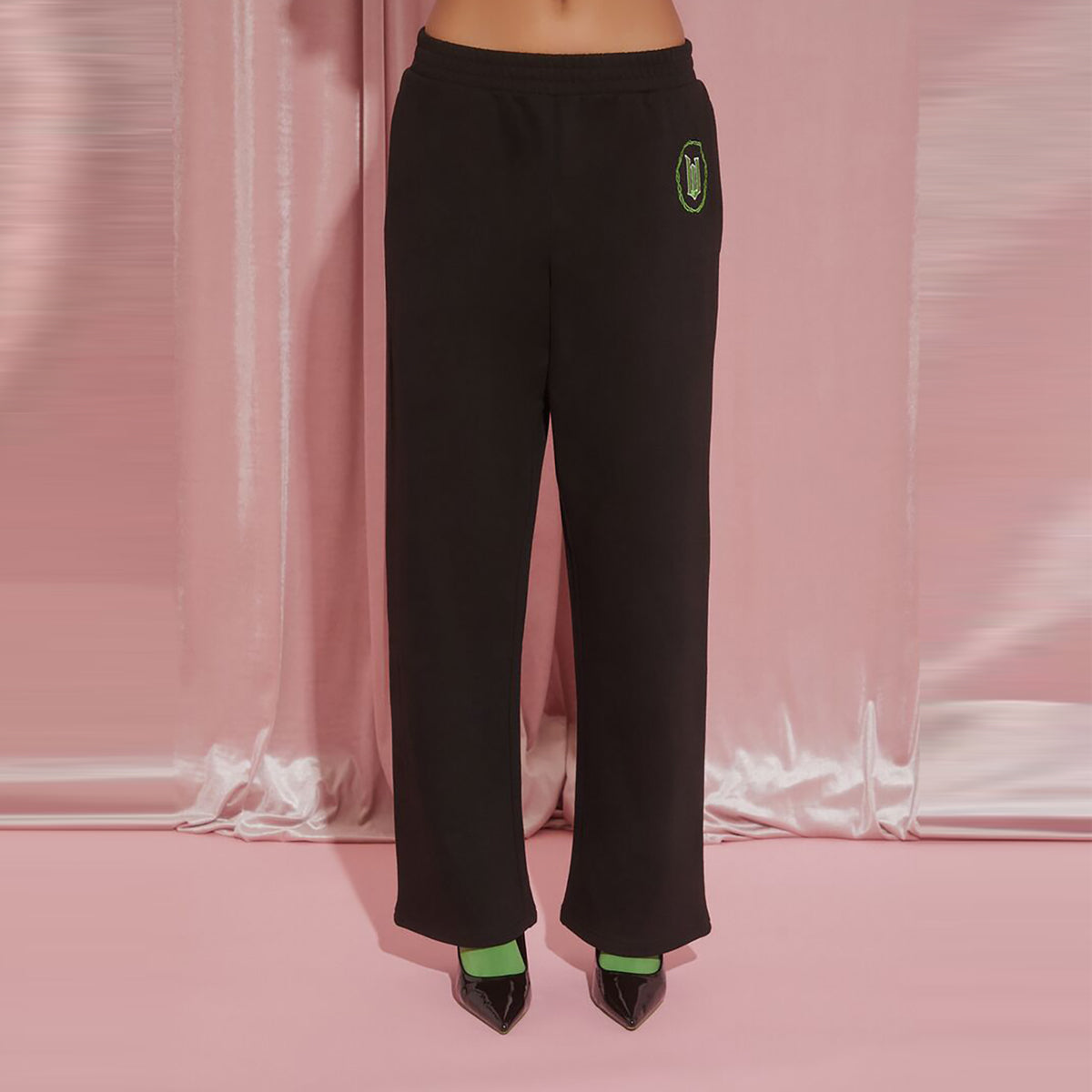 فوريفر 21 - بنطال رياضي مطرز بشعار للنساء - يباع بواسطة اف اى جى