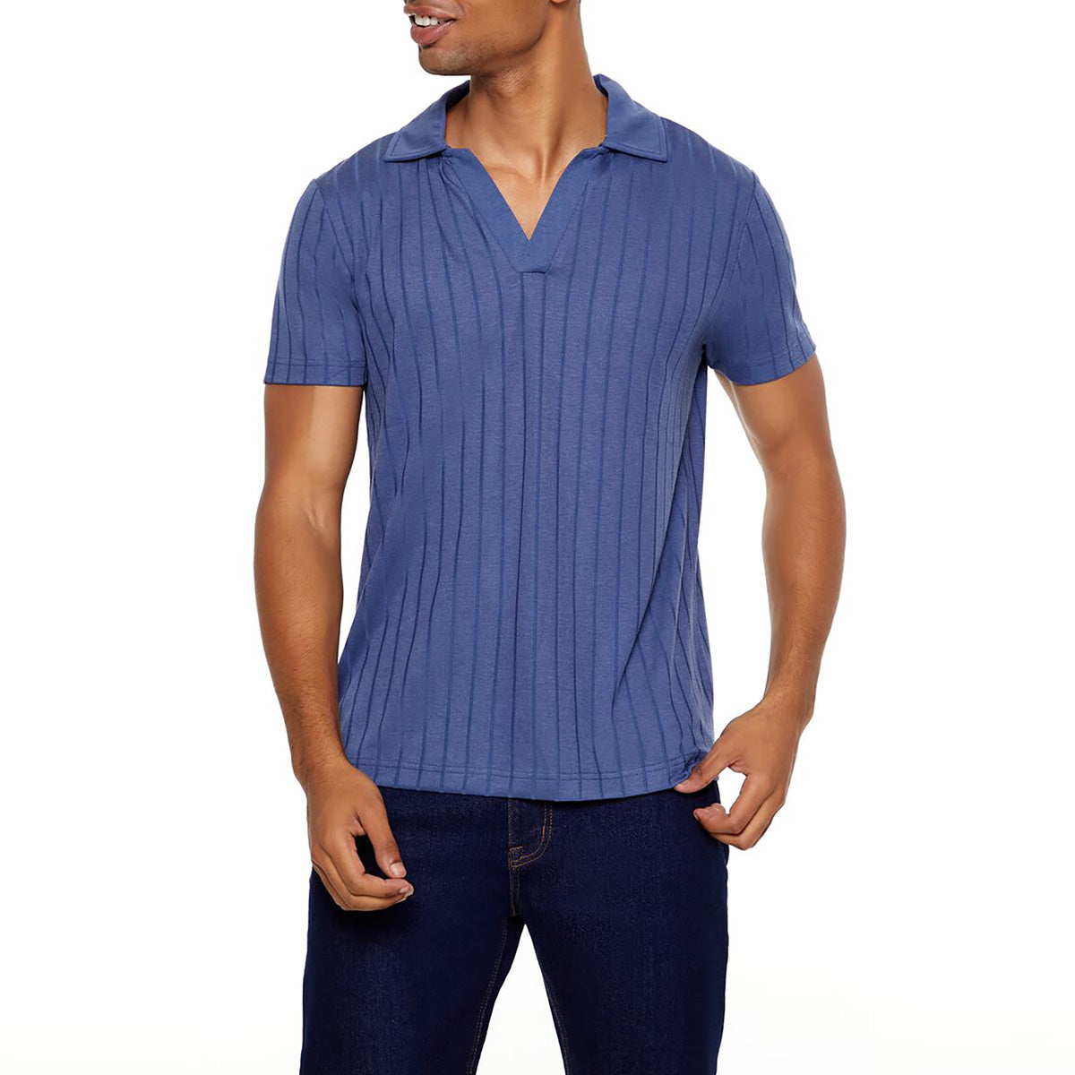 فوريفر 21 - تي شيرت بولو مضلع بفتحة رقبة على شكل حرف V للرجال - يباع بواسطة اف اى جى