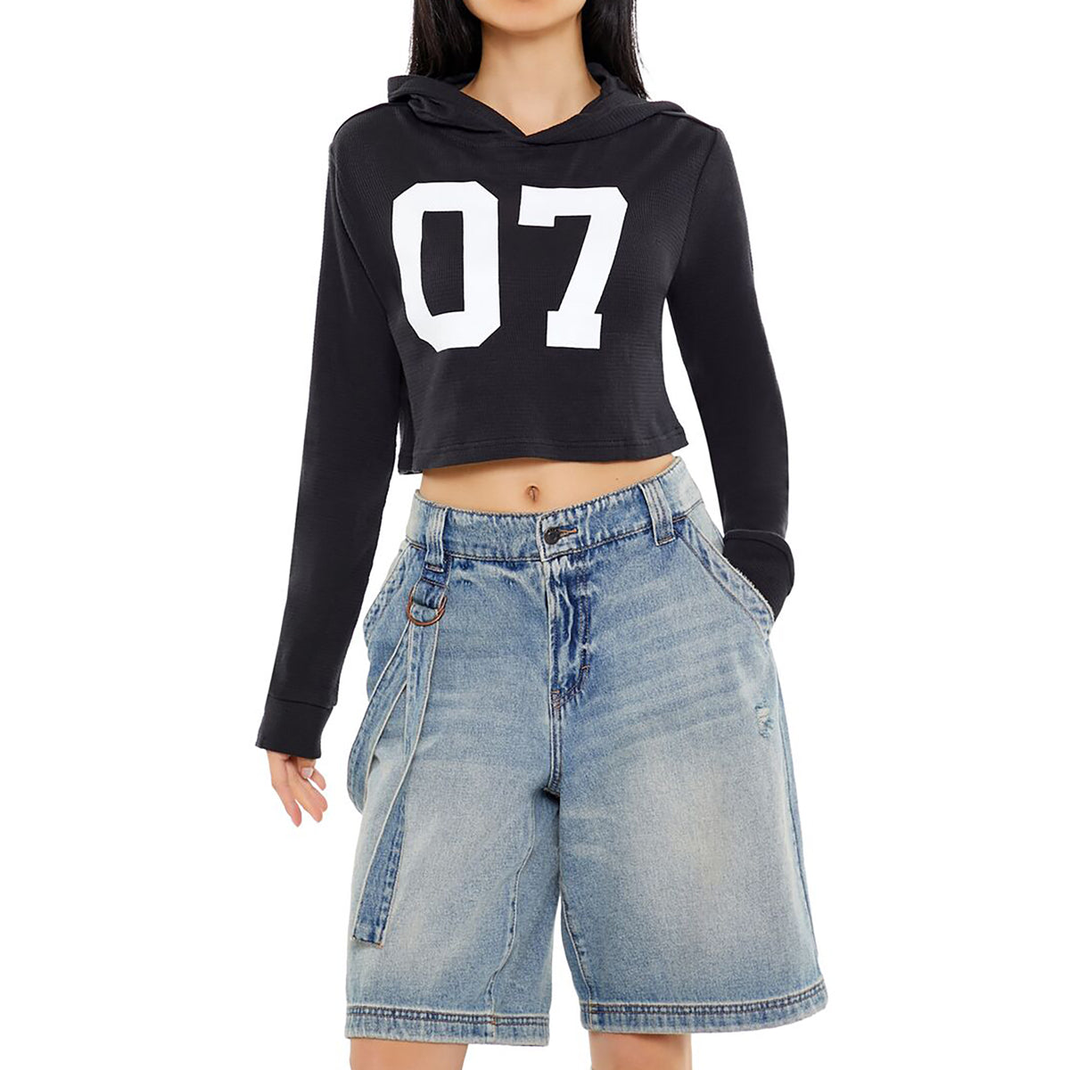 فوريفر 21 - هودي قصير جرافيكي للنساء - يباع بواسطة اف اى جى