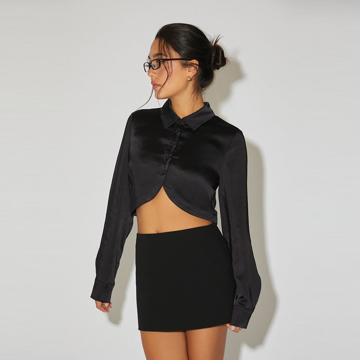 فوريفر 21 - قميص قصير من الساتان للنساء - يباع بواسطة اف اى جى