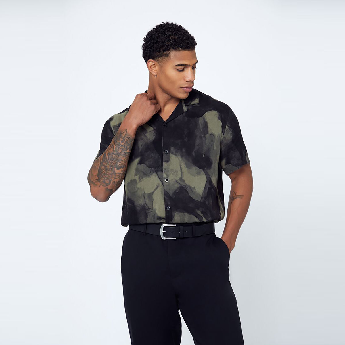 فوريفر 21 - قميص بطبعة ألوان مائية للرجال - يباع بواسطة اف اى جى