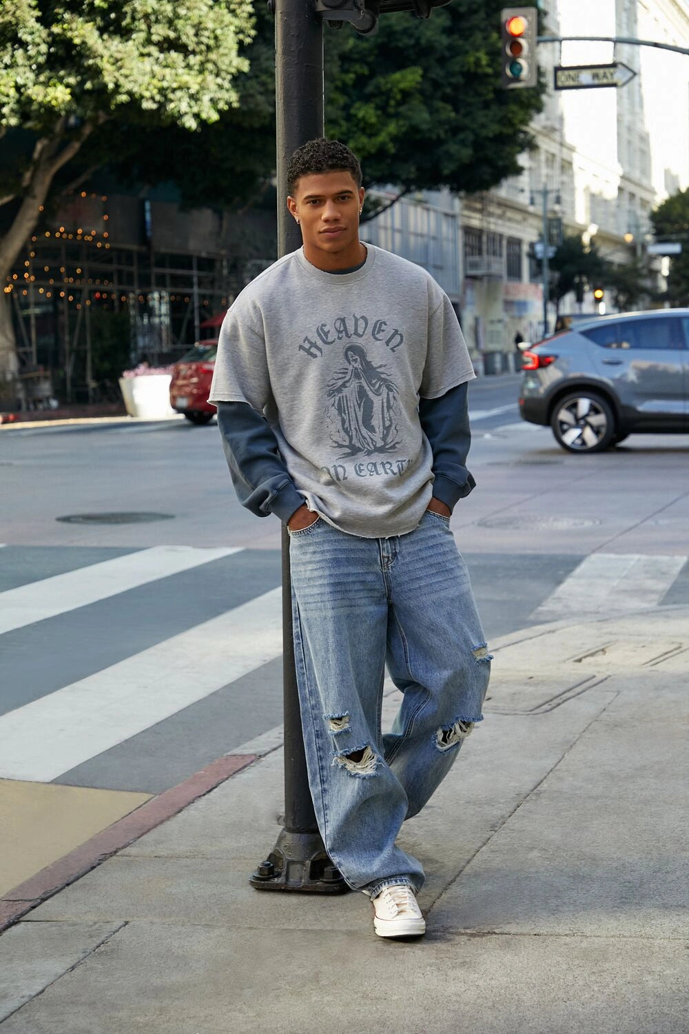 فوريفر 21-بنطال جينز واسع متوسط الارتفاع مدمر-للرجال