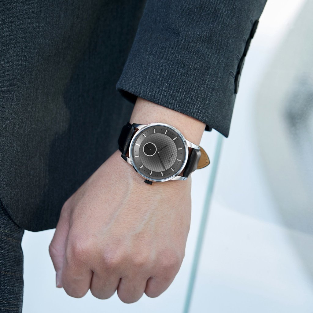 TRNDA MEN'S STAINLESS STEEL TIMEPIECE - GRADIENT LIGHT GRAY DIAL & BLACK LEATHER BAND