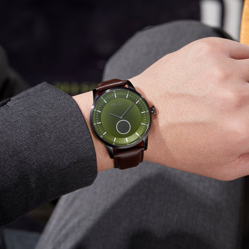 TRNDA STAINLESS STEEL MEN'S WATCH - ELEGANT GRADIENT DIAL & LEATHER BAND FASHION STATEMENT