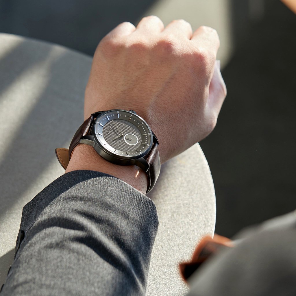 TRNDA MEN'S TRENDY STAINLESS STEEL WATCH - ELEGANT BLACK DIAL & BROWN LEATHER BAND