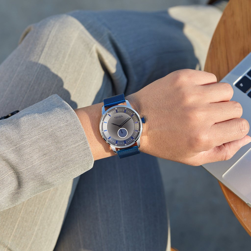 TRNDA TIMEPIECE: STYLISH STAINLESS STEEL MESH MEN'S WATCH - ELEGANT SILVER DIAL 43MM