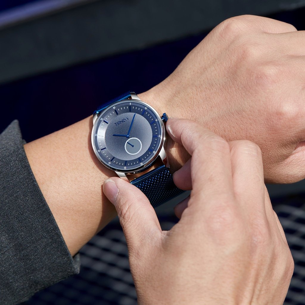 TRNDA STAINLESS STEEL MENS WATCH - TIMELESS BLUE MESH & GRADIENT DIAL FASHION STATEMENT