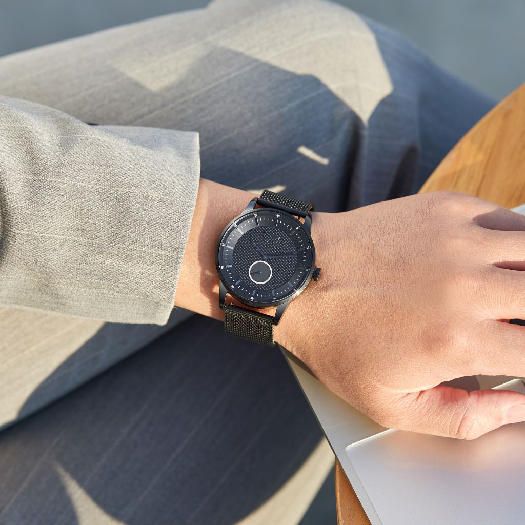 TRNDA STUNNING TIMEPIECE - TRENDY BLACK STAINLESS STEEL MEN'S WATCH with MESH BAND & UNIQUE DIAL