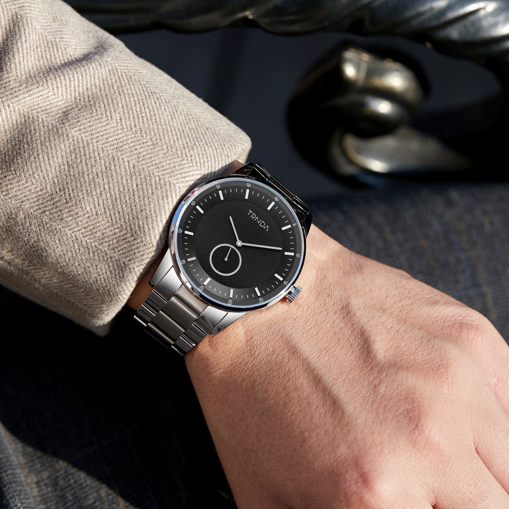 TRNDA STAINLESS STEEL MEN'S WATCH - TIMELESS BLACK DIAL & SILVER BAND FASHION STATEMENT