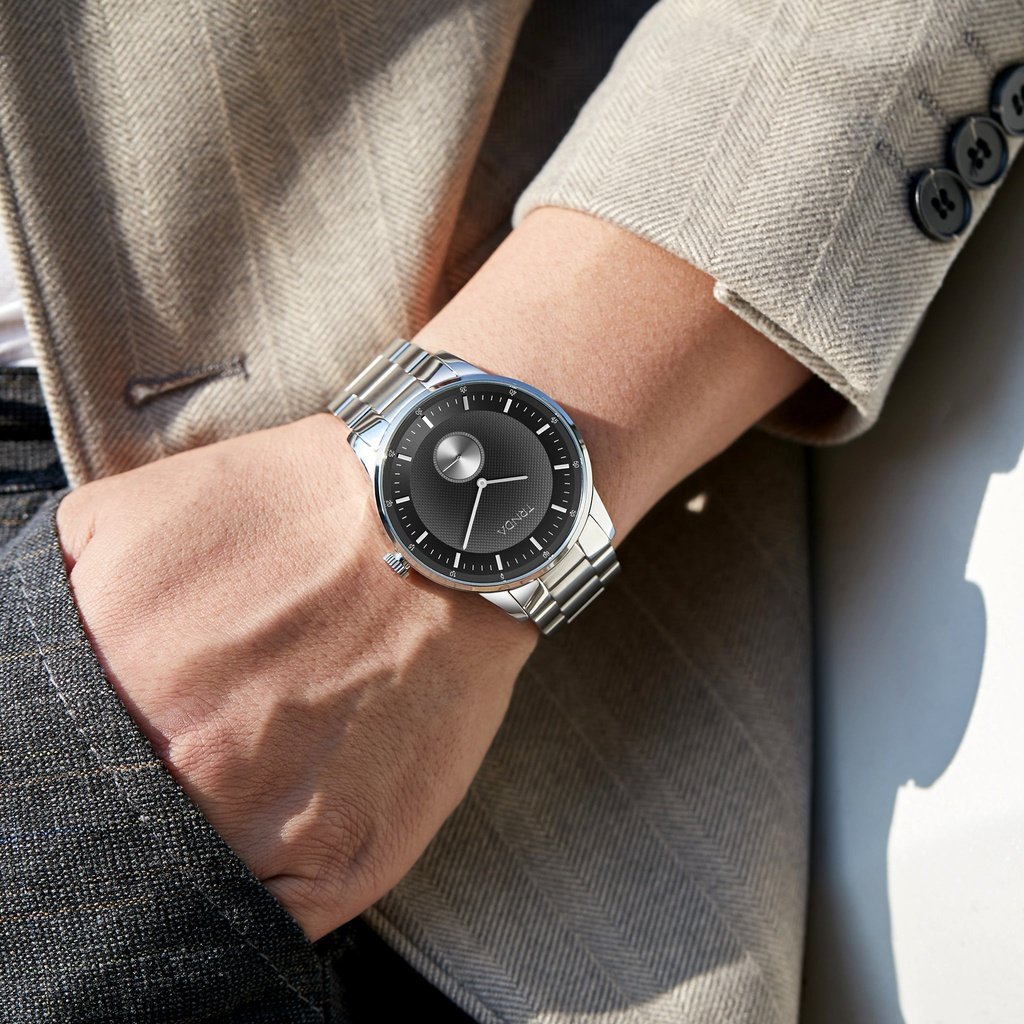 TRNDA STAINLESS STEEL MENS WATCH - TIMELESS STYLE WITH GRADIENT LIGHT GRAY DIAL