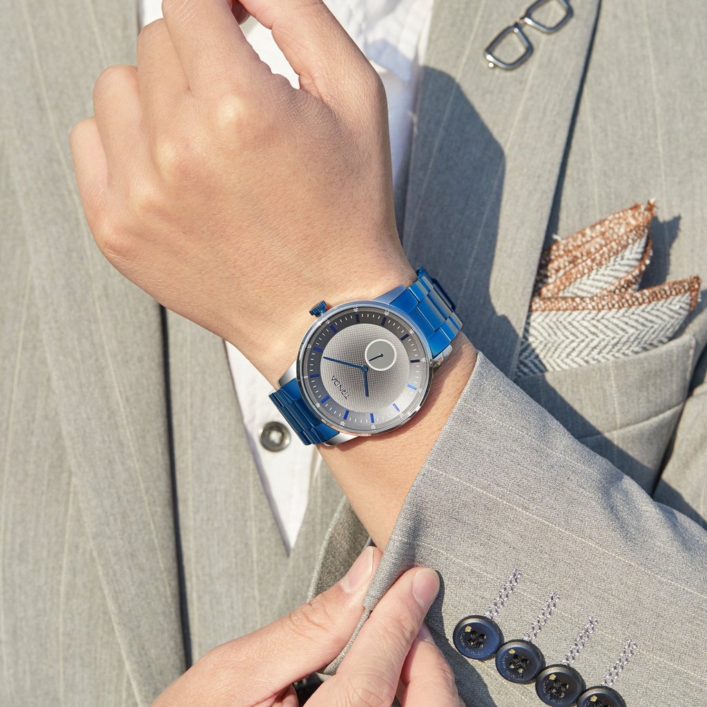 TRNDA STAINLESS STEEL MEN'S WATCH - TIMELESS STYLE WITH GRADIENT LIGHT GRAY DIAL & BLUE BAND