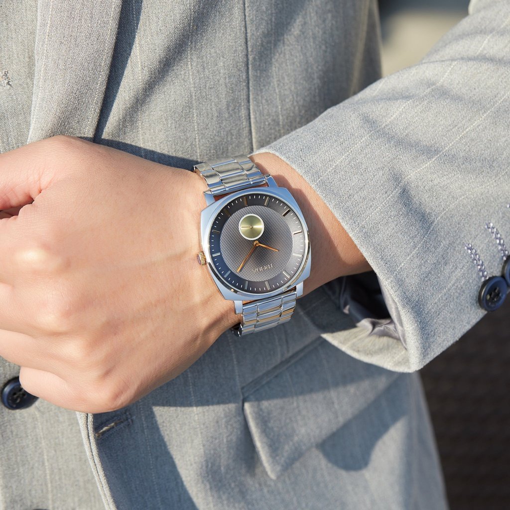 TRNDA SQUARE STAINLESS STEEL MEN'S WATCH - TIMELESS STYLE WITH GRADIENT GREY DIAL