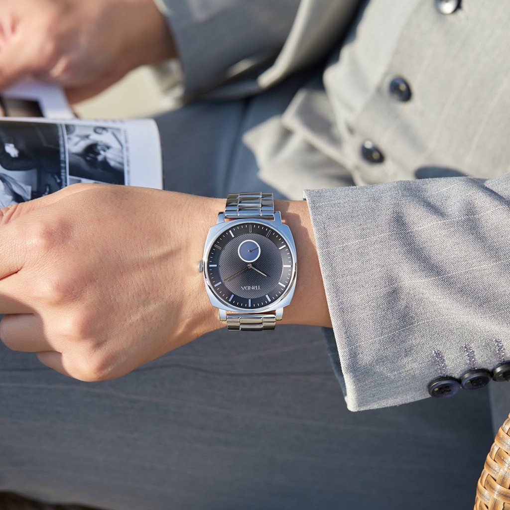 TRNDA SQUARE SILVER STAINLESS STEEL MEN'S WATCH - TIMELESS TRENDSETTER WITH GRADIENT DIAL